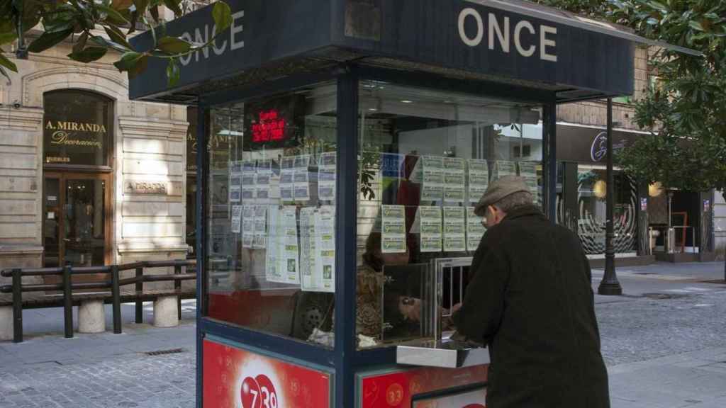 Quiosco de la ONCE con una persona comprando en una imagen de archivo