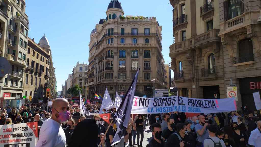 Multitudinaria manifestación de bares y restaurantes contra el cierre en la via Laietana / E.G.