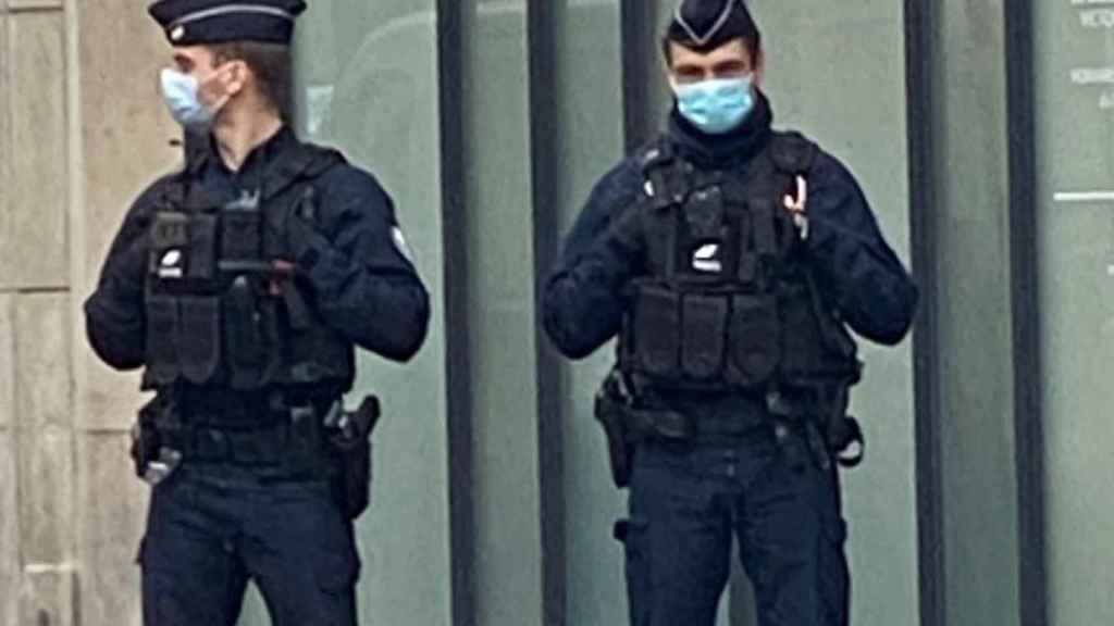 Policías franceses este viernes en París / @zoeyynj