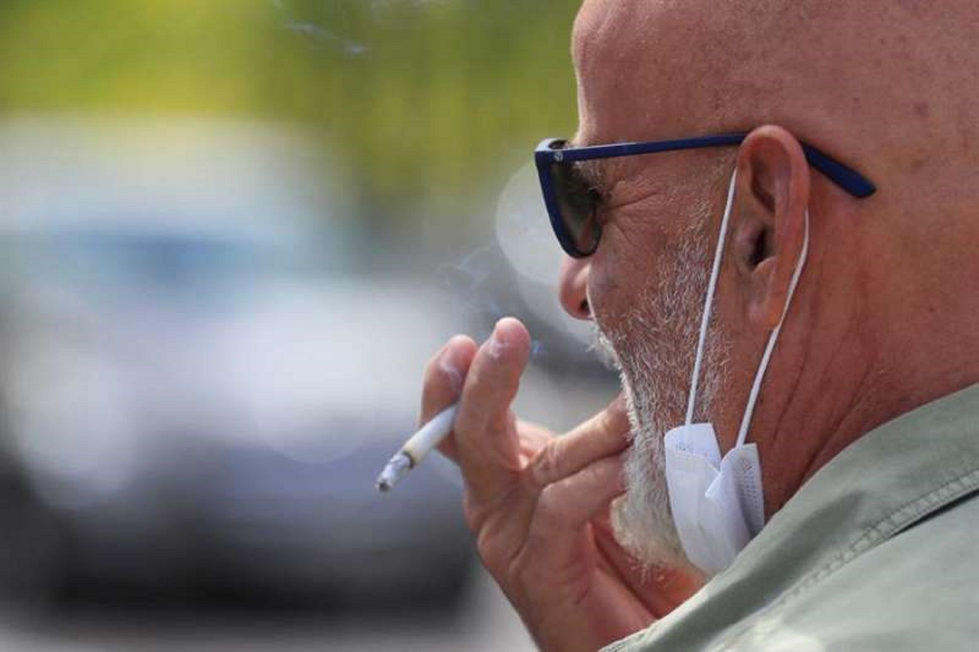 Un hombre fuma en una calle de Barcelona pese a la prohibición / EFE