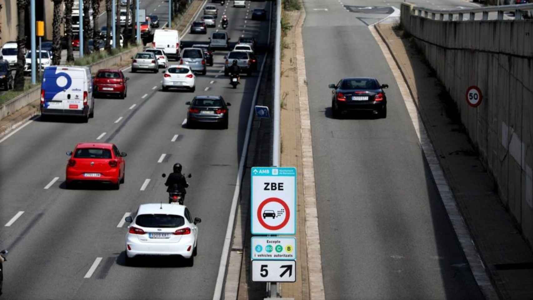 Coches circulando por la Ronda de Dalt de Barcelona / TROPOSFERA