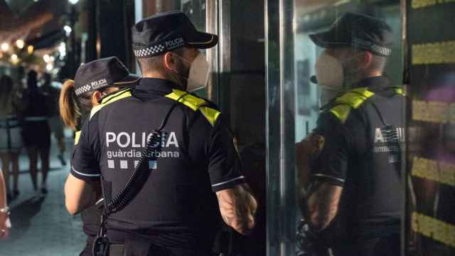 Dos agentes de la Guardia Urbana inspeccionan un local de Barcelona / GUARDIA URBANA