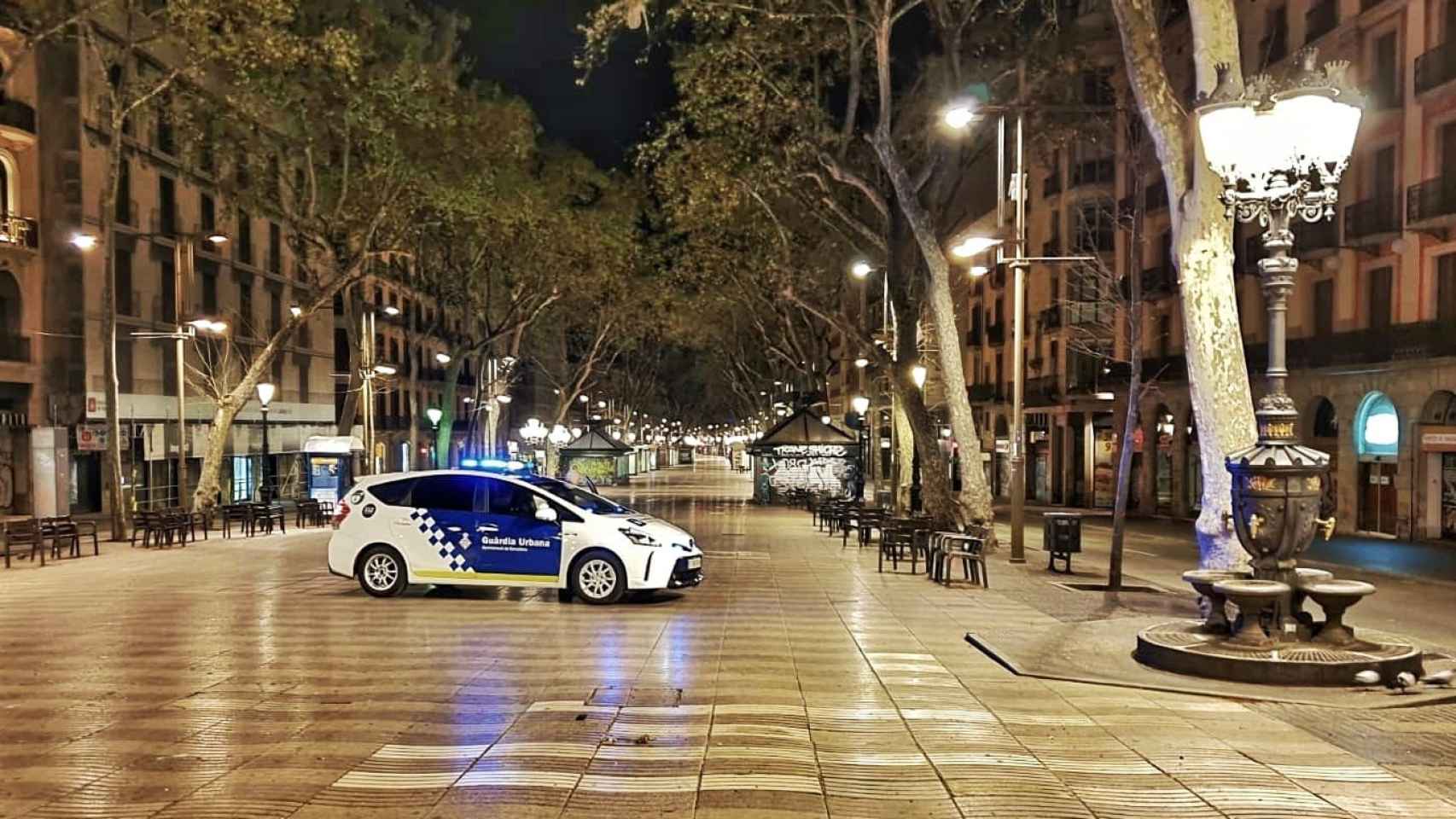 Un coche de la Guardia Urbana en La Rambla durante el estado de alarma / GUARDIA URBANA