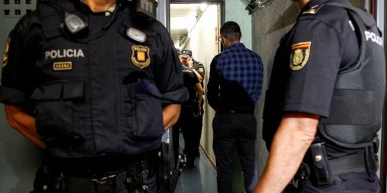 Agentes de los Mossos en un operativo / EFE