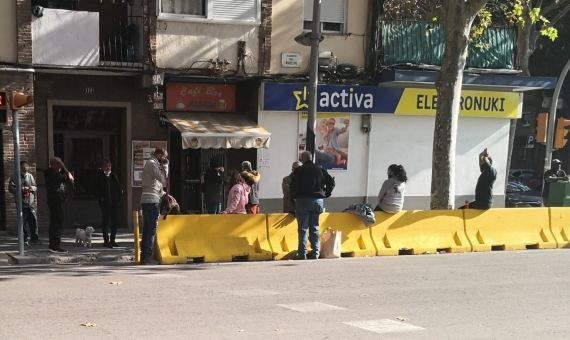 Barceloneses saltándose las restricciones en el barrio de El Besòs i el Maresme de Barcelona / METRÓPOLI ABIERTA