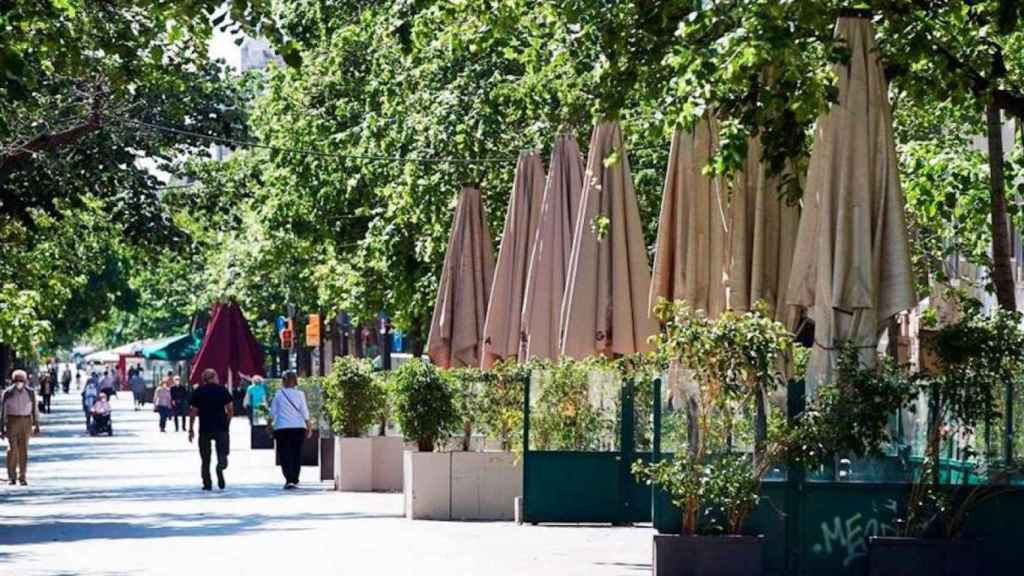 Imagen de la terraza de un bar cerrada situada en la Rambla Catalunya de Barcelona / EFE