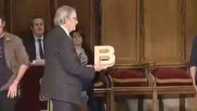 Xavier Trias, con el premio de 'Ciutat morta' en las manos, en el Saló de Cent / PP