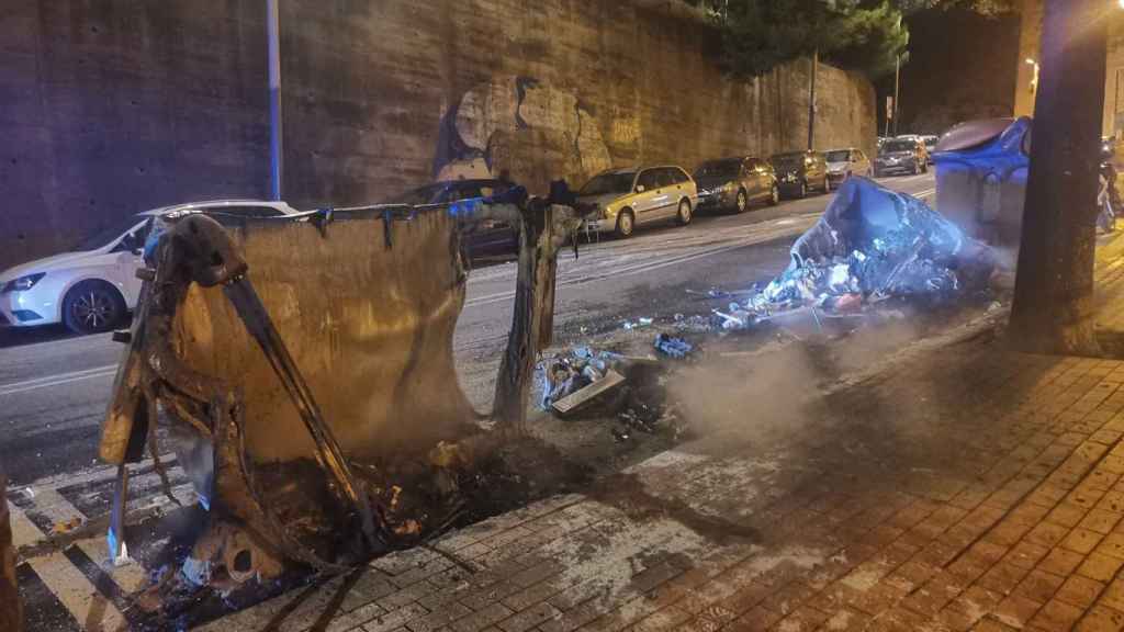 Contenedores quemados el domingo de madrugada en la ronda de Guineueta / FACEBOOK