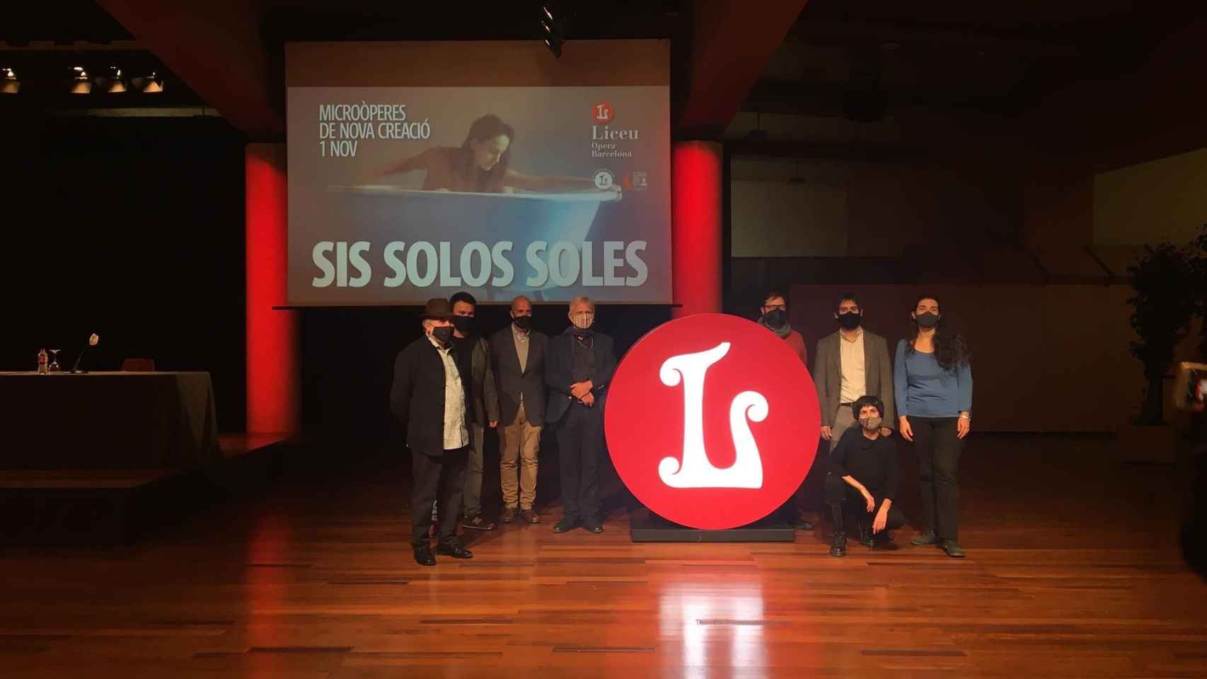 Miembros del equipo artístico de 'Sis Solos Soles', en el Liceu / LICEU