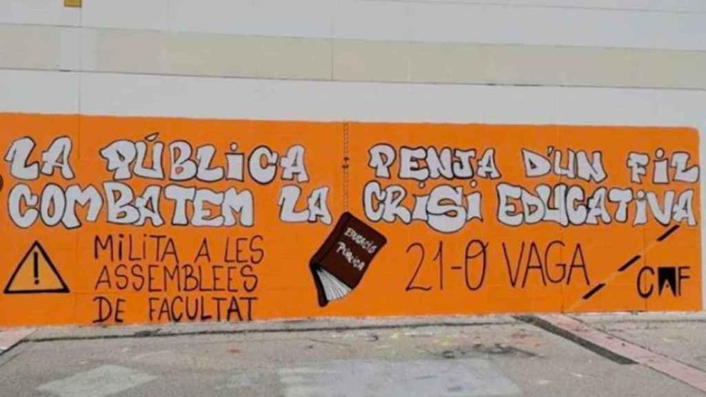 Graffiti de protesta en la Asamblea de Letras de la UAB / TWITTER ASS. LLETRES UAB