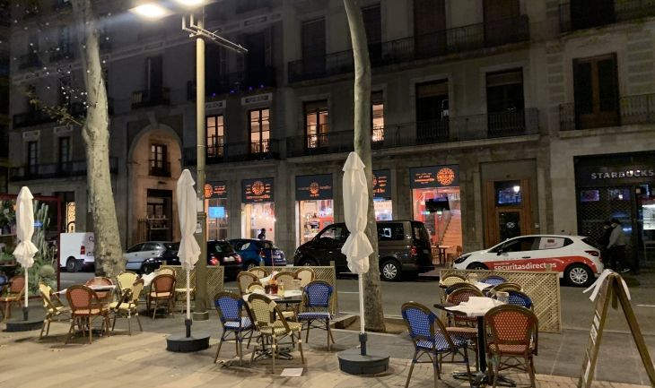 Una terraza de la Rambla completamente vacía antes de las restricciones por coronavirus / V.M.