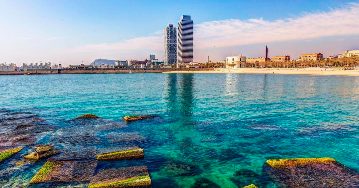 Playa de Barcelona con la Torre Mapfre y el Hotel Arts de Fondo / CG