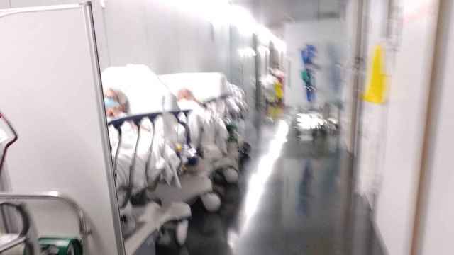 Camillas con pacientes en las Urgencias del Hospital del Mar