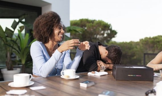 Dos jóvenes jugando al juego Exin Fiesta en tiempos de pandemia / CEDIDA