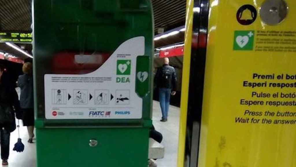 Un desfibrilador en la estación de la Sagrera, que sirvió para salvar la vida de un viajero / TWITTER MARTA GARCÍA