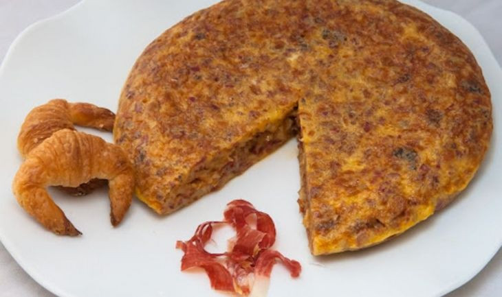 Tortilla de croissant y jamón ibérico del restaurante Les Truites de Barcelona / LES TRUITES