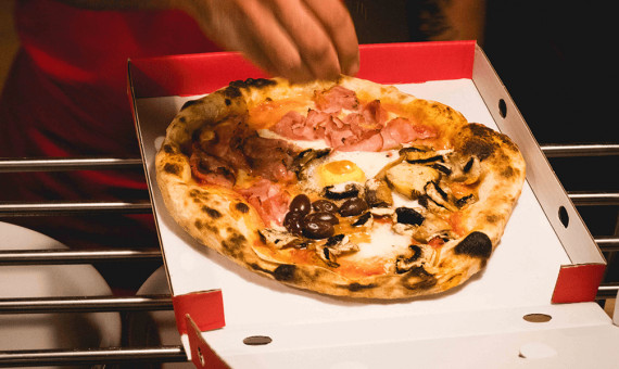 Una pizza del restaurante Can Pizza a punto de salir / CAN PIZZA