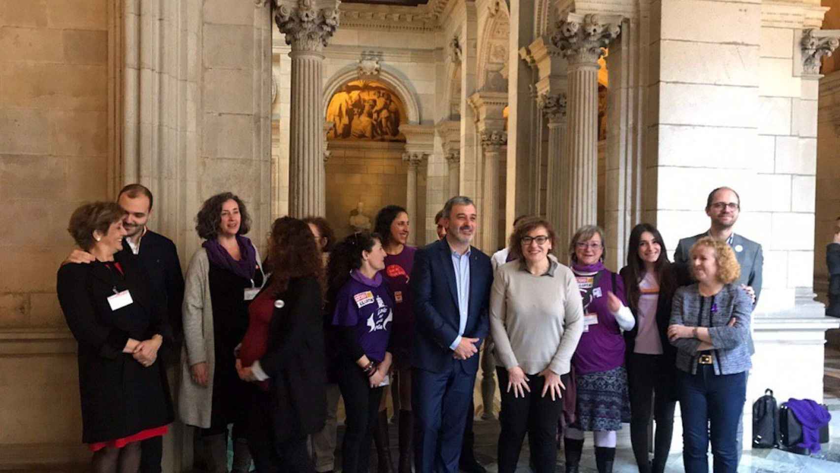 Personal del Ayuntamiento, con Jaume Collboni y Montserrat Ballarín, en diciembre tras aprobar el plan de igualdad / AYUNTAMIENTO DE BARCELONA