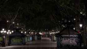 La Rambla de Barcelona, desierta, por la noche / EFE - ALBERTO ESTÉVEZ