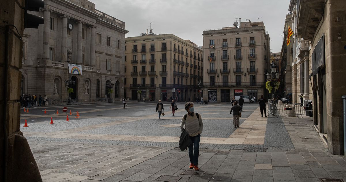 Gente pasea por la Plaça de Sant Jaume / PABLO MIRANZO