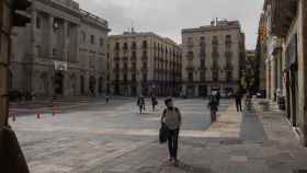 Gente pasea por la Plaça de Sant Jaume / PABLO MIRANZO