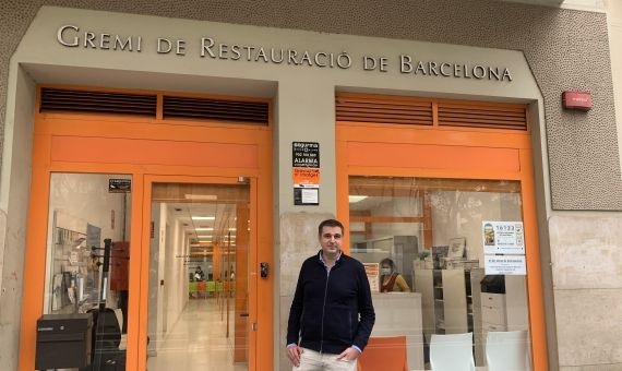 El Director del Gremi de Restauració, Roger Pallarols, a las puertas de la sede del gremio / V.M.