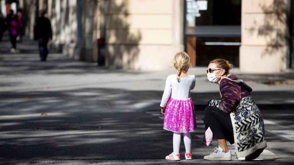 Una mujer y una niña pasean por el centro de Barcelona EFE - Marta Pérez