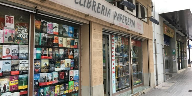 Fachada de la Llibreria Paperería Sergio Canales / RP