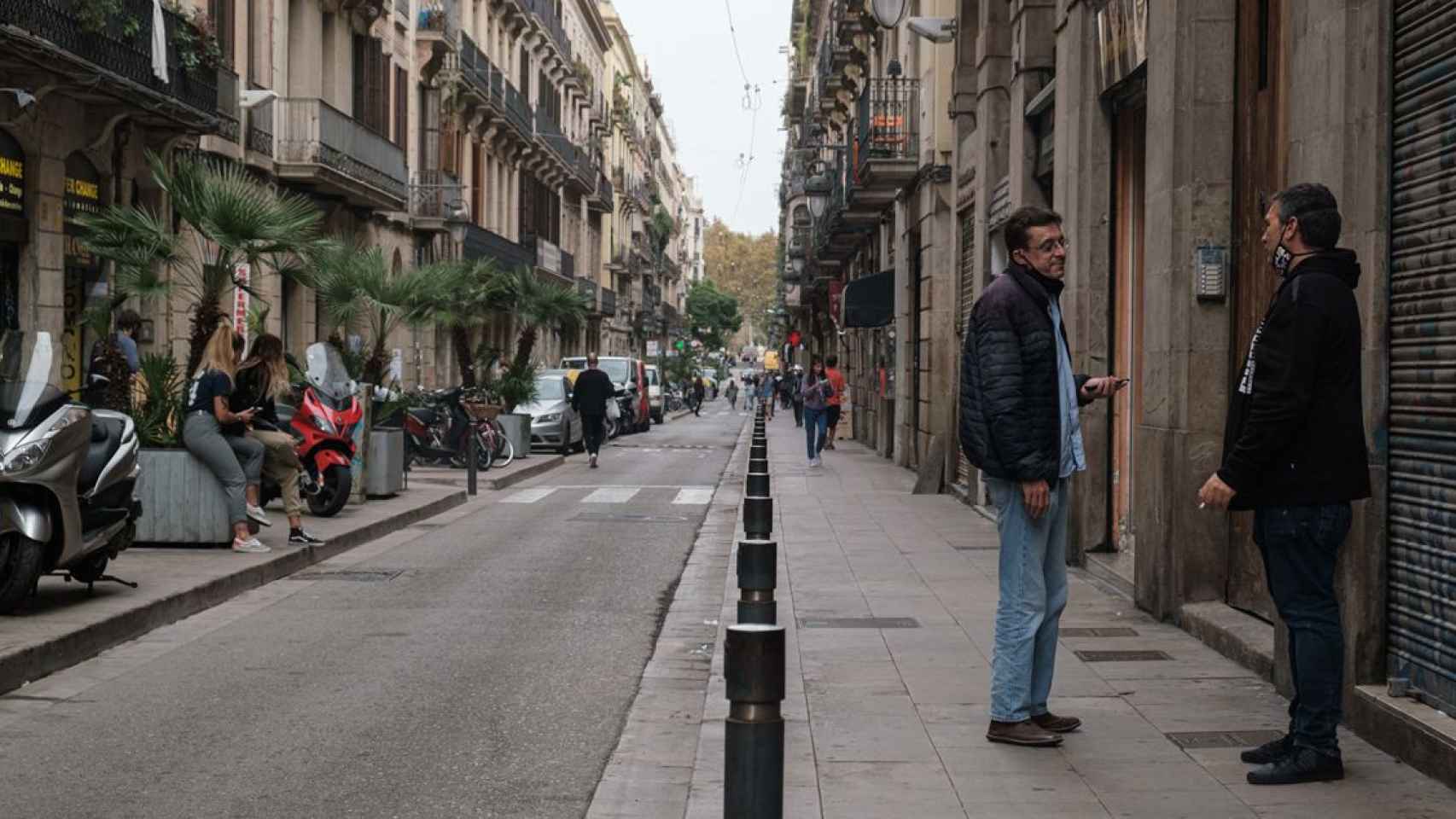 Dos personas hablan en el Carrer de la Princesa / PABLO MIRANZO