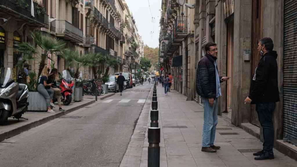 Dos personas hablan en el Carrer de la Princesa / PABLO MIRANZO