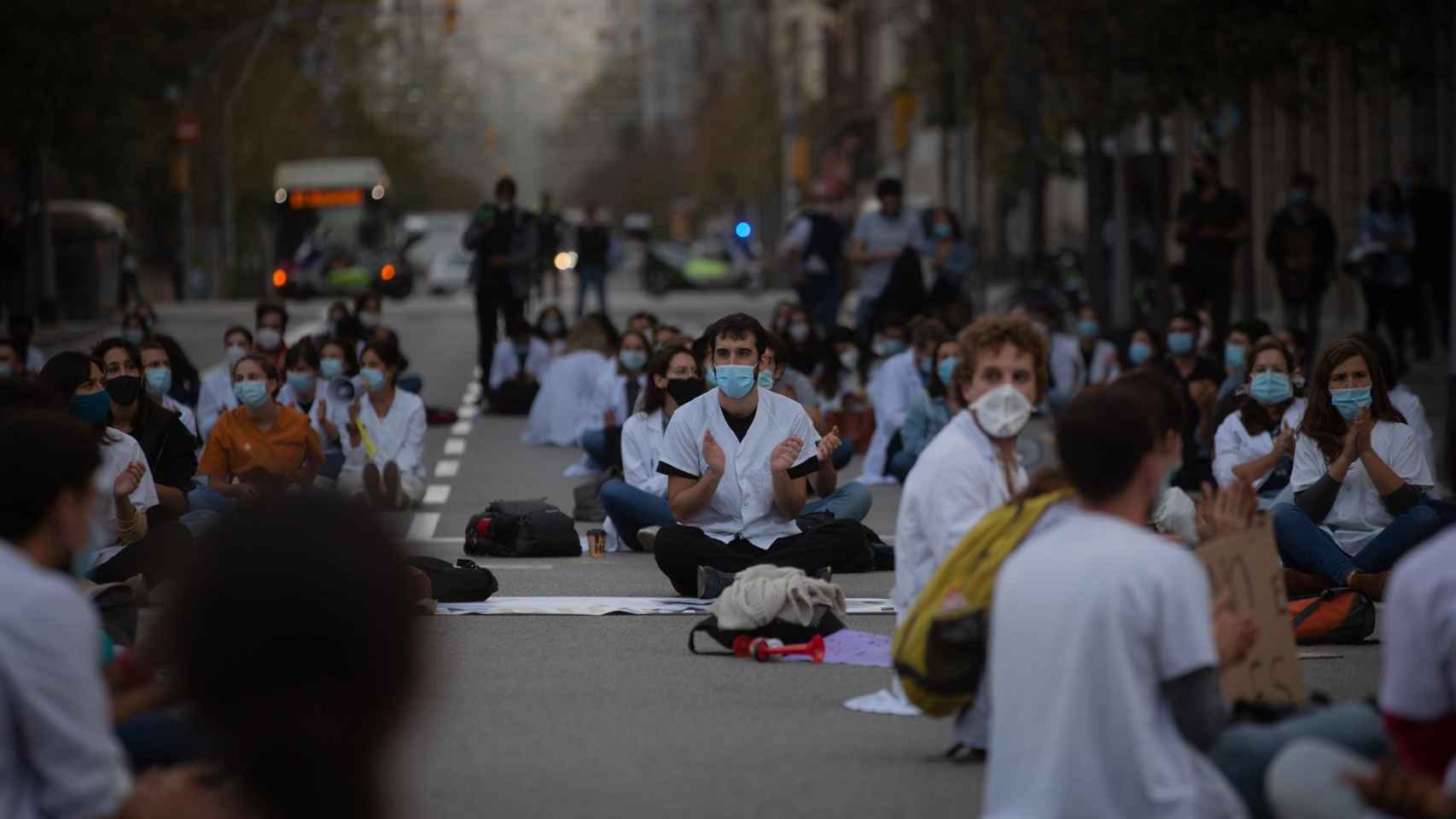 Concentración de Médicos Internos Residentes (MIR) en Barcelona / EP - DAVID ZORRAKINO