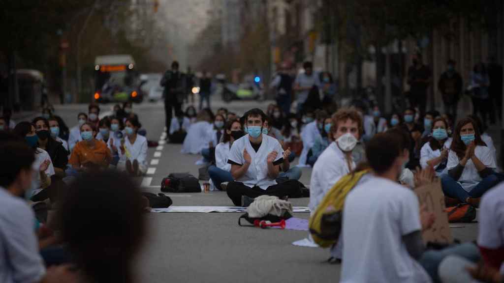 Concentración de Médicos Internos Residentes (MIR) en Barcelona / EP - DAVID ZORRAKINO