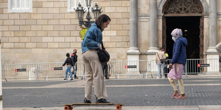 Una mujer patina en la Plaça de Sant Jaume / PABLO MIRANZO