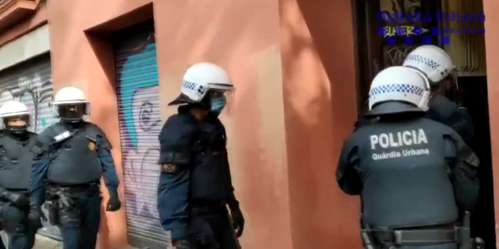 Agentes de la Guardia Urbana durante un registro en una imagen de archivo / GUB