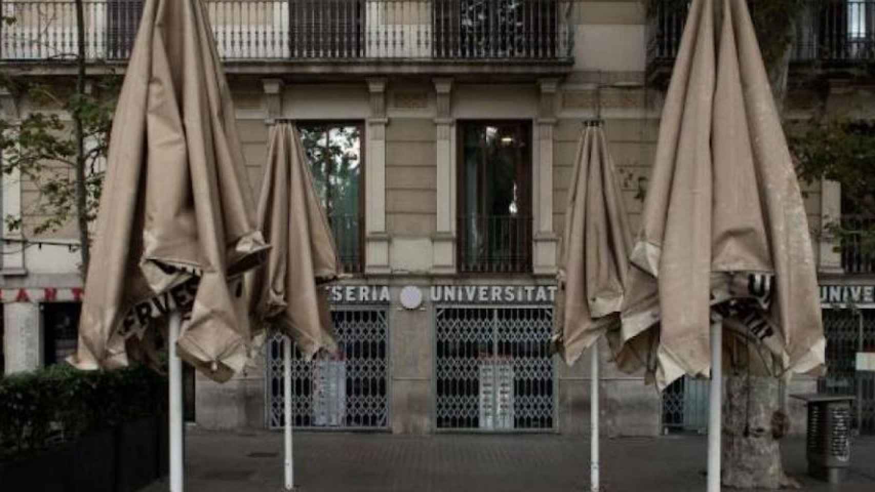 Comercios y restaurantes cerrados por las medidas restrictivas, como lo será el toque de queda / EFE