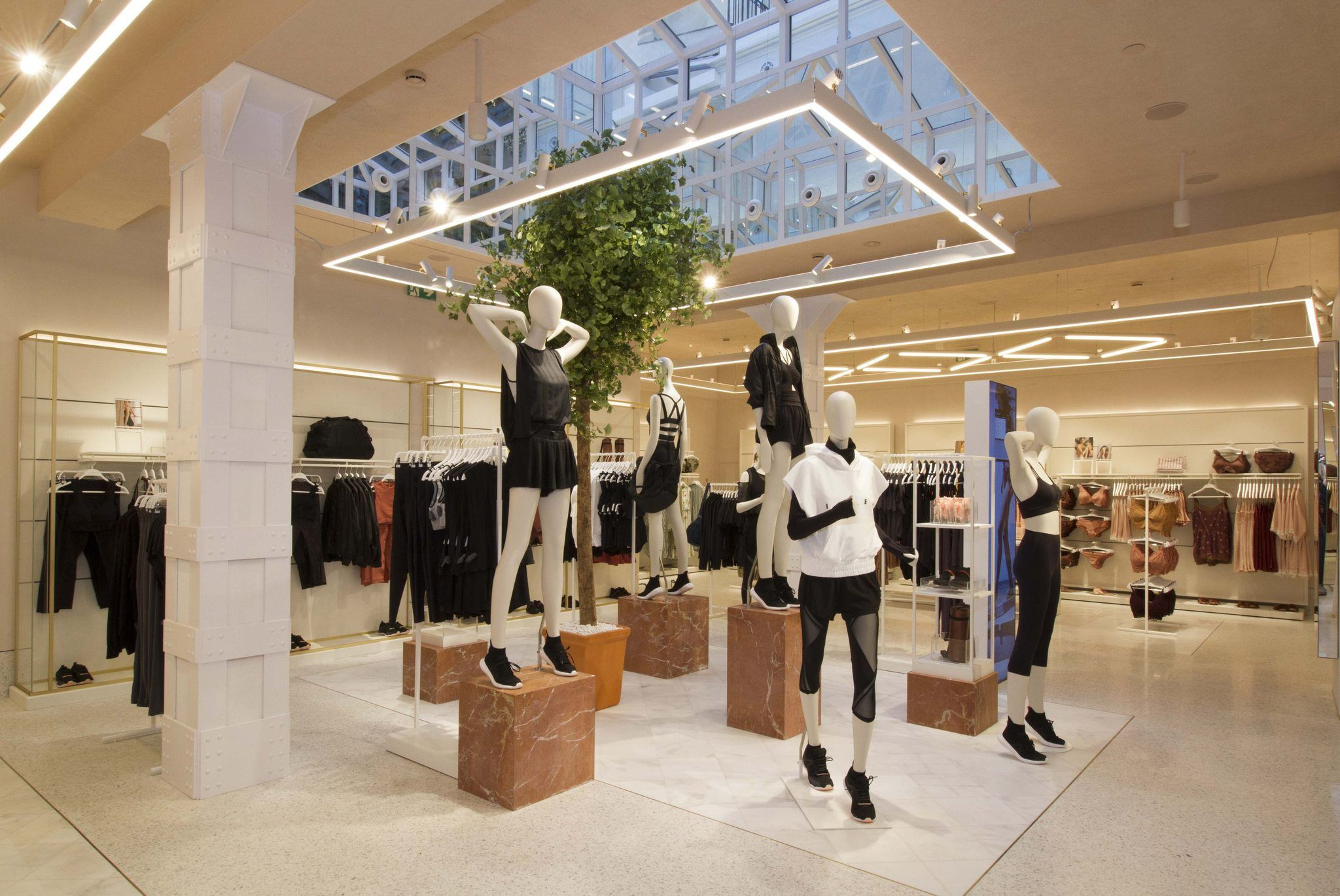 Interior de una tienda de Oysho, marca del gigante gallego Inditex / ARCHIVO