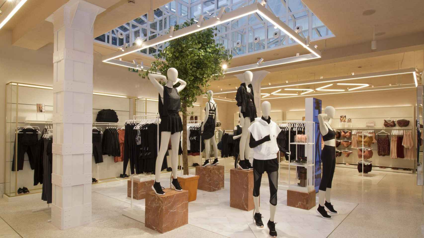 Interior de una tienda de Oysho, marca del gigante gallego Inditex / ARCHIVO