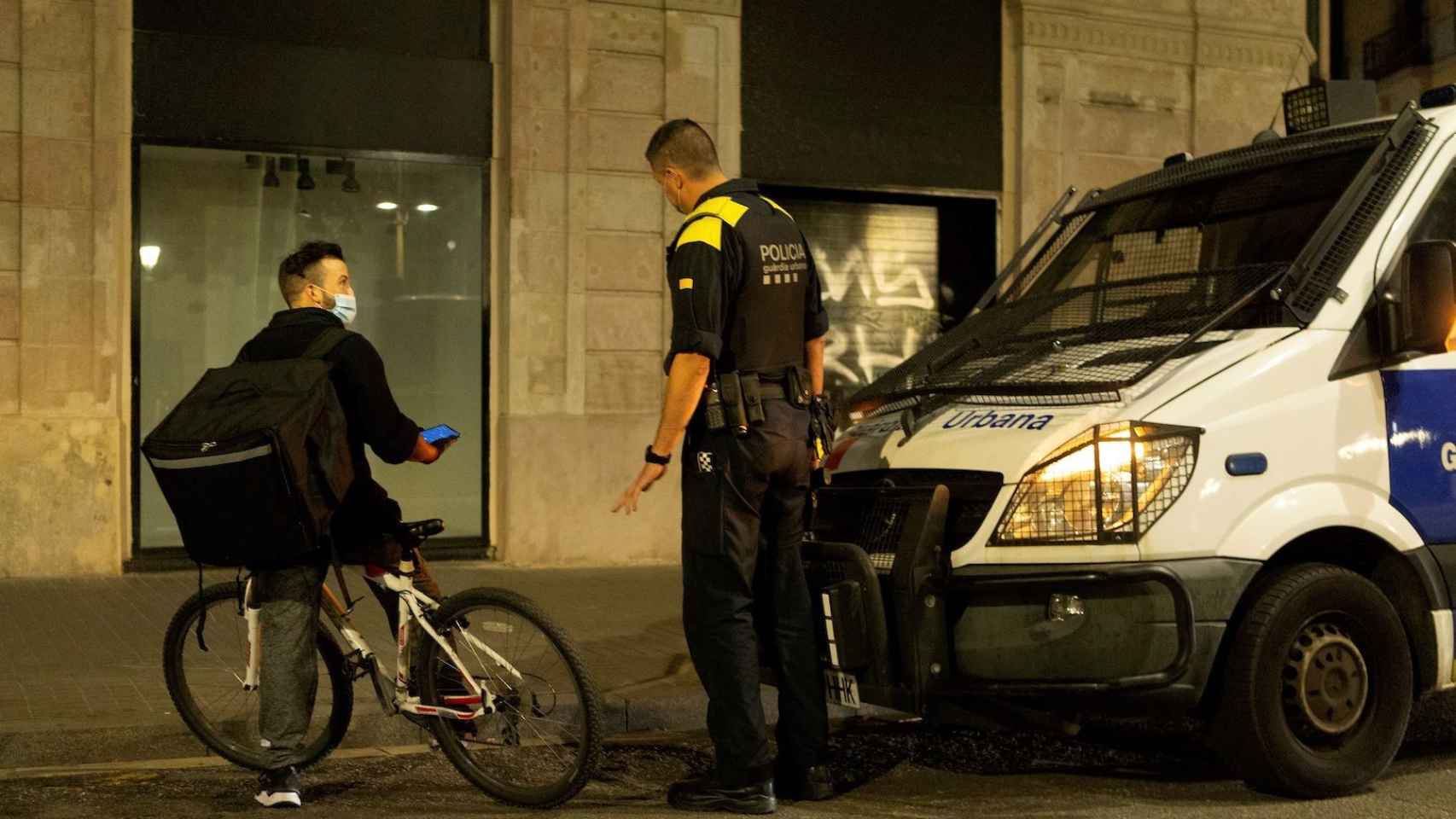 Agentes de la Guardia Urbana, durante el toque de queda en Barcelona / EFE - ENRIC FONTCUBERTA