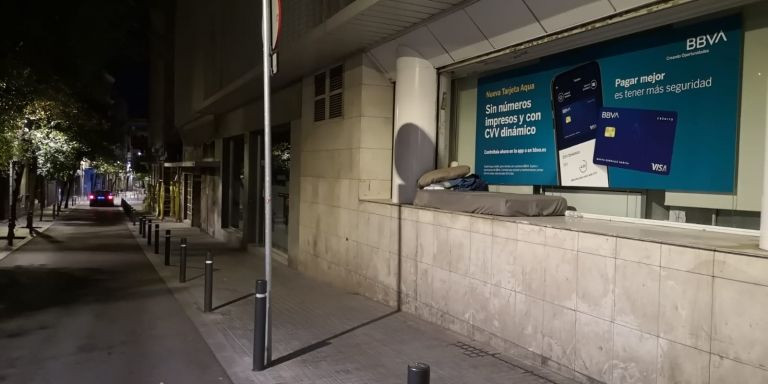 Una improvisada cama en la calle de Neptú, en el barrio de la Vila de Gràcia / GUILLEM ANDRÉS