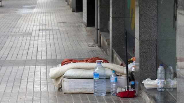 Objetos de una persona sintecho en una calle de Barcelona / ARRELS FUNDACIÓ