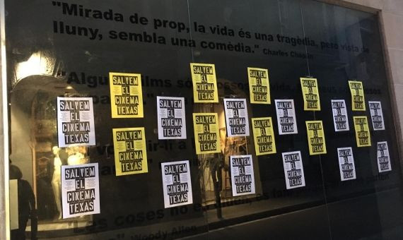 Calle empapelada con carteles de la plataforma vecinal Salvem el Texas