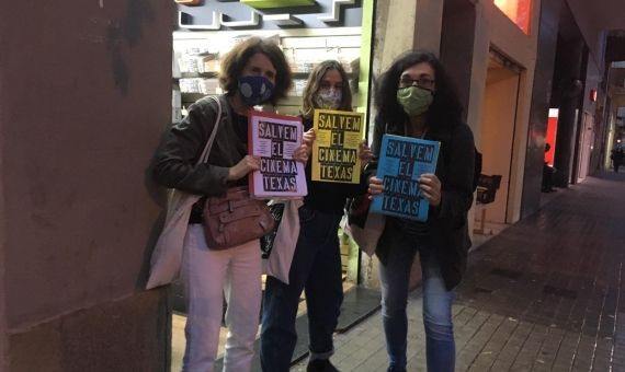 Vecindario con carteles que reclaman que se salven los Cines Texas