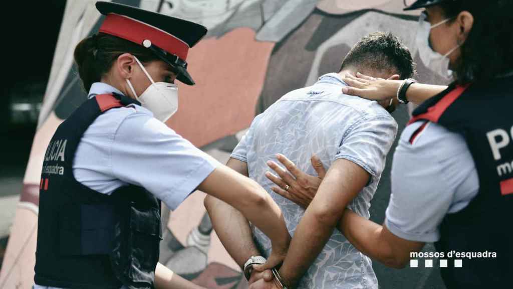 Detenido por llevar 40 papelinas de cocaína en los calzoncillos / MOSSOS D'ESQUADRA