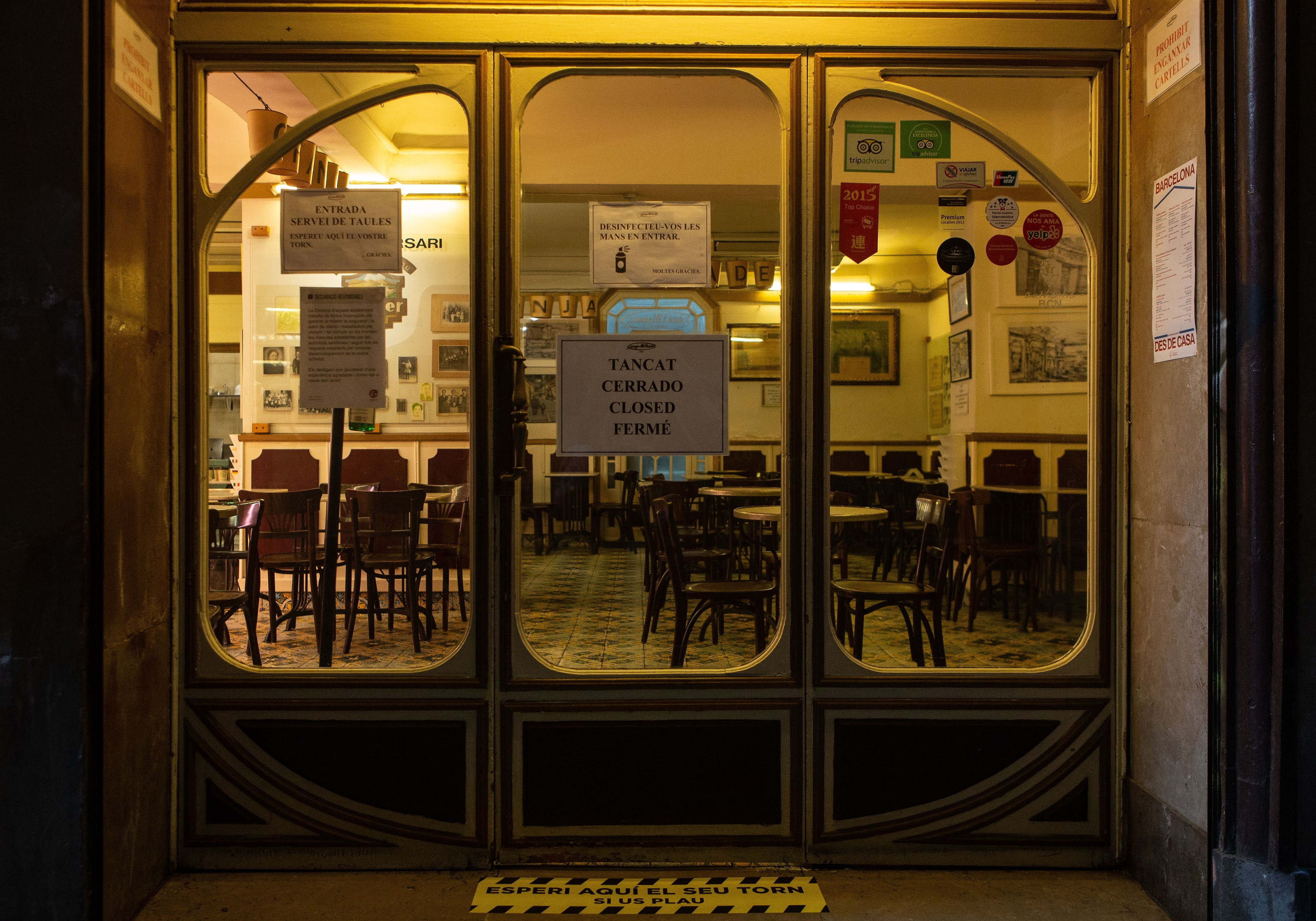 Restaurante cerrado en el centro de Barcelona / ENRIC FONTCUBERTA-EFE