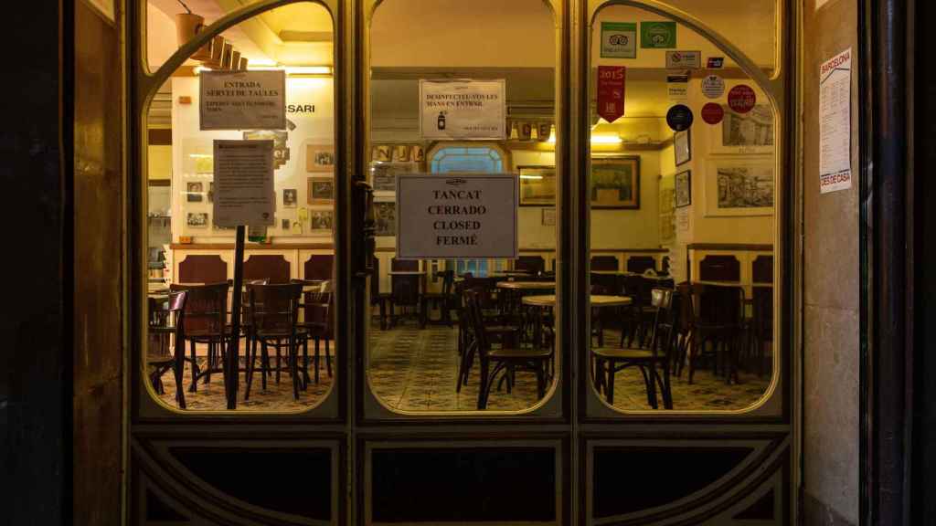 Un bar cerrado en Barcelona / EFE - Enric Fontcuberta