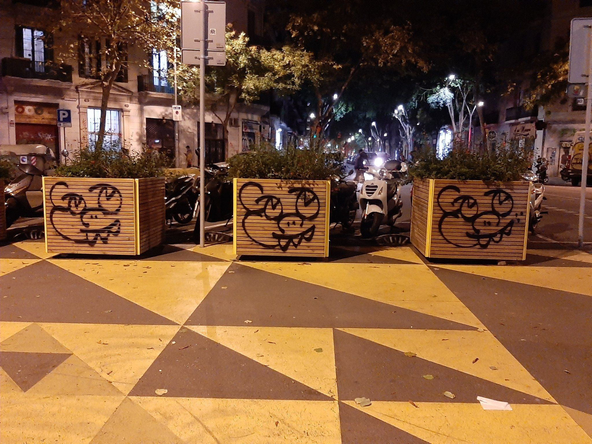Macetas de urbanismo táctico de Barcelona 'troleadas' por un grafitero / TWITTER - On Vas Barcelona