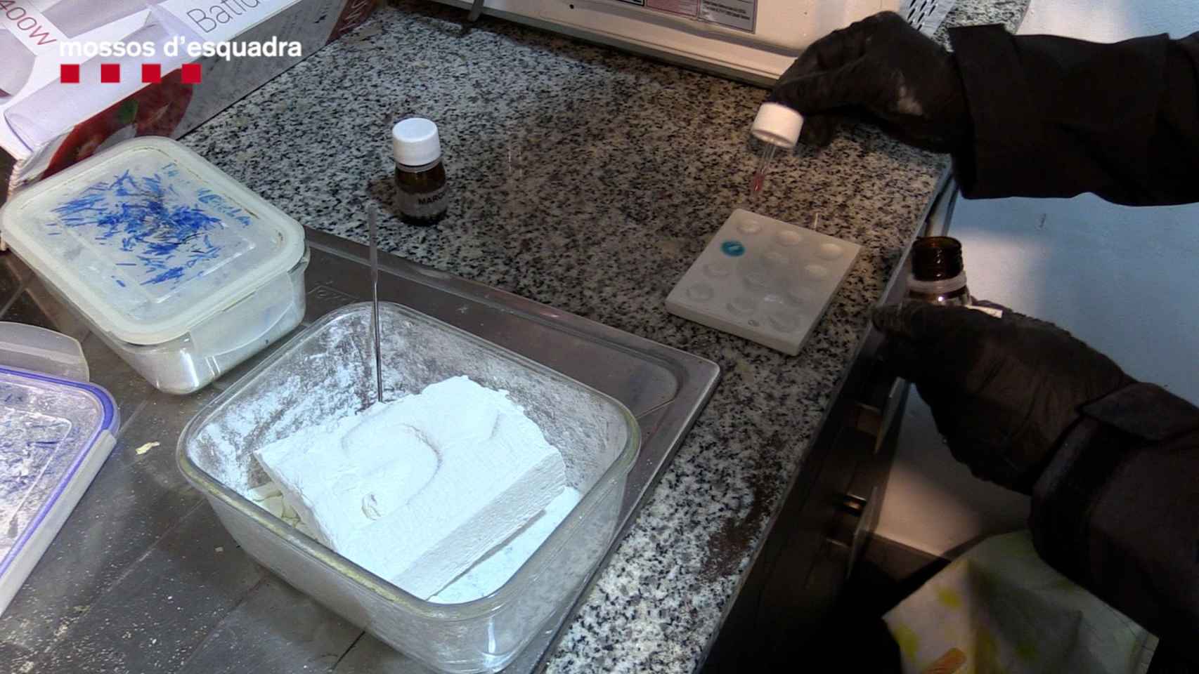 Droga intervenida por agentes de la policía en una vivienda de Barcelona / MOSSOS D'ESQUADRA