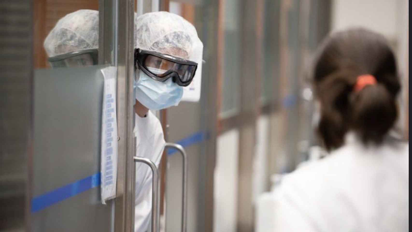 Dos trabajadores del Hospital Clínic durante la primera ola del coronavirus / HOSPITAL CLÍNIC