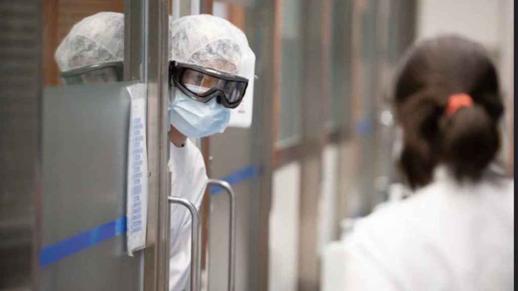 Dos trabajadores del Hospital Clínic durante la primera ola del coronavirus / HOSPITAL CLÍNIC