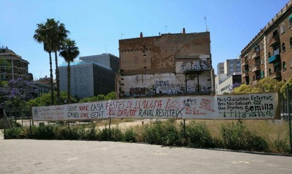 Uno de los solares de Drassanes, que se convertirá en una residencia de estudiantes, desde fuera / CEDIDA